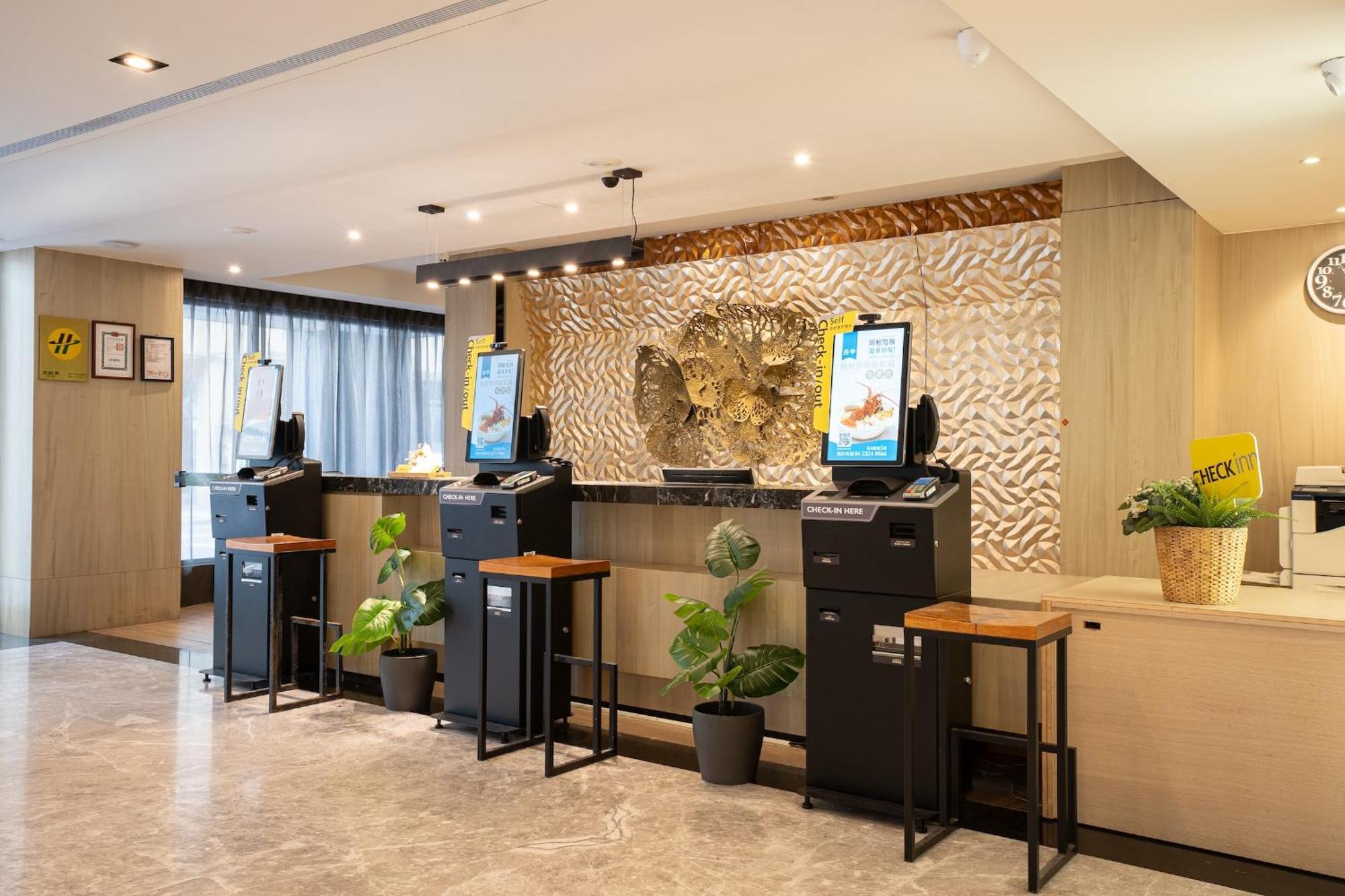 Check Inn Taichung Wenxin Zhongqing Exterior foto