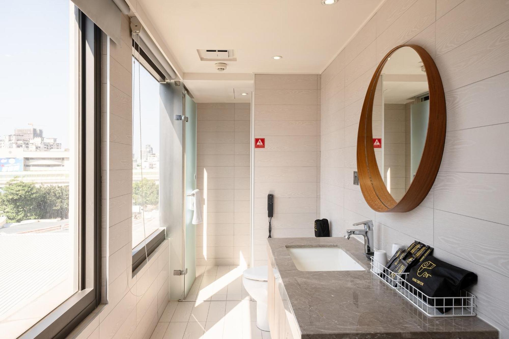 Check Inn Taichung Wenxin Zhongqing Exterior foto